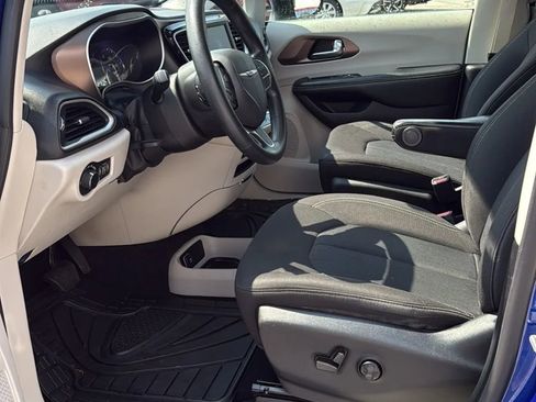 Used 2021 Chrysler Voyager LX image 6