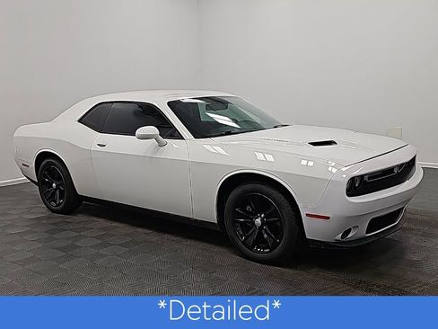 Used 2015 Dodge Challenger SXT image 3
