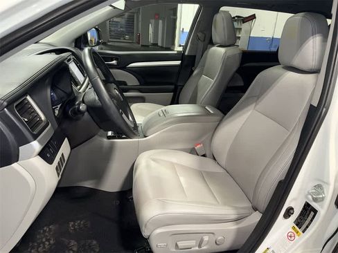 Used 2019 Toyota Highlander XLE image 15