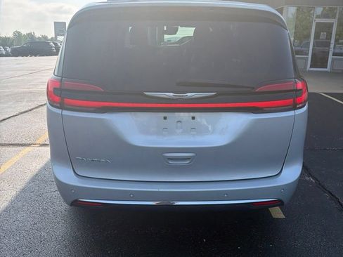 Used 2023 Chrysler Pacifica Touring-L FWD image 3