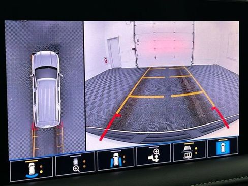 Used 2021 GMC Yukon SLT w/ SLT Premium Package image 3