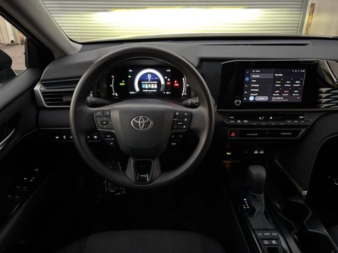 Used 2025 Toyota Camry LE image 33