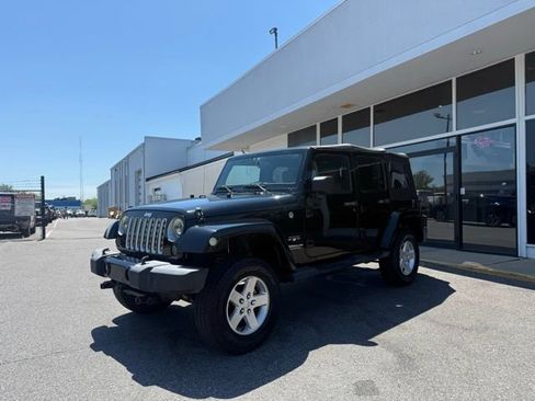 Used 2016 Jeep Wrangler Unlimited Sahara w/ Connectivity Group AWD/4WD image 7