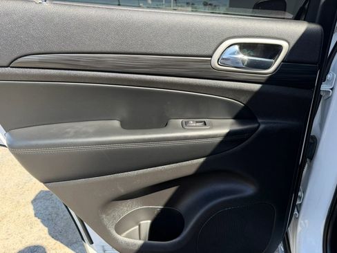 Used 2021 Jeep Grand Cherokee Laredo RWD image 12