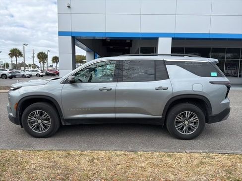 Used 2025 Chevrolet Traverse LT image 6