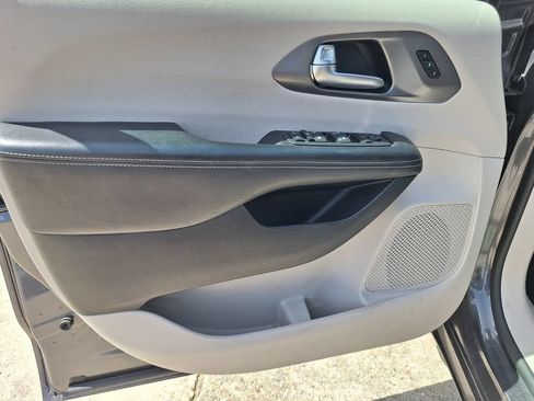 Used 2023 Chrysler Pacifica Touring-L FWD image 30