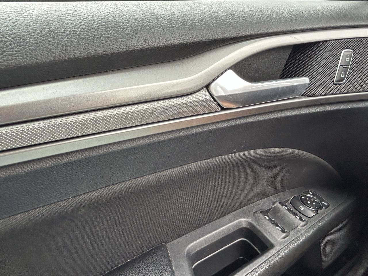 Used 2020 Ford Fusion SE FWD image 27