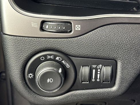 Used 2019 Jeep Cherokee Latitude Plus w/ Cold Weather Group image 23