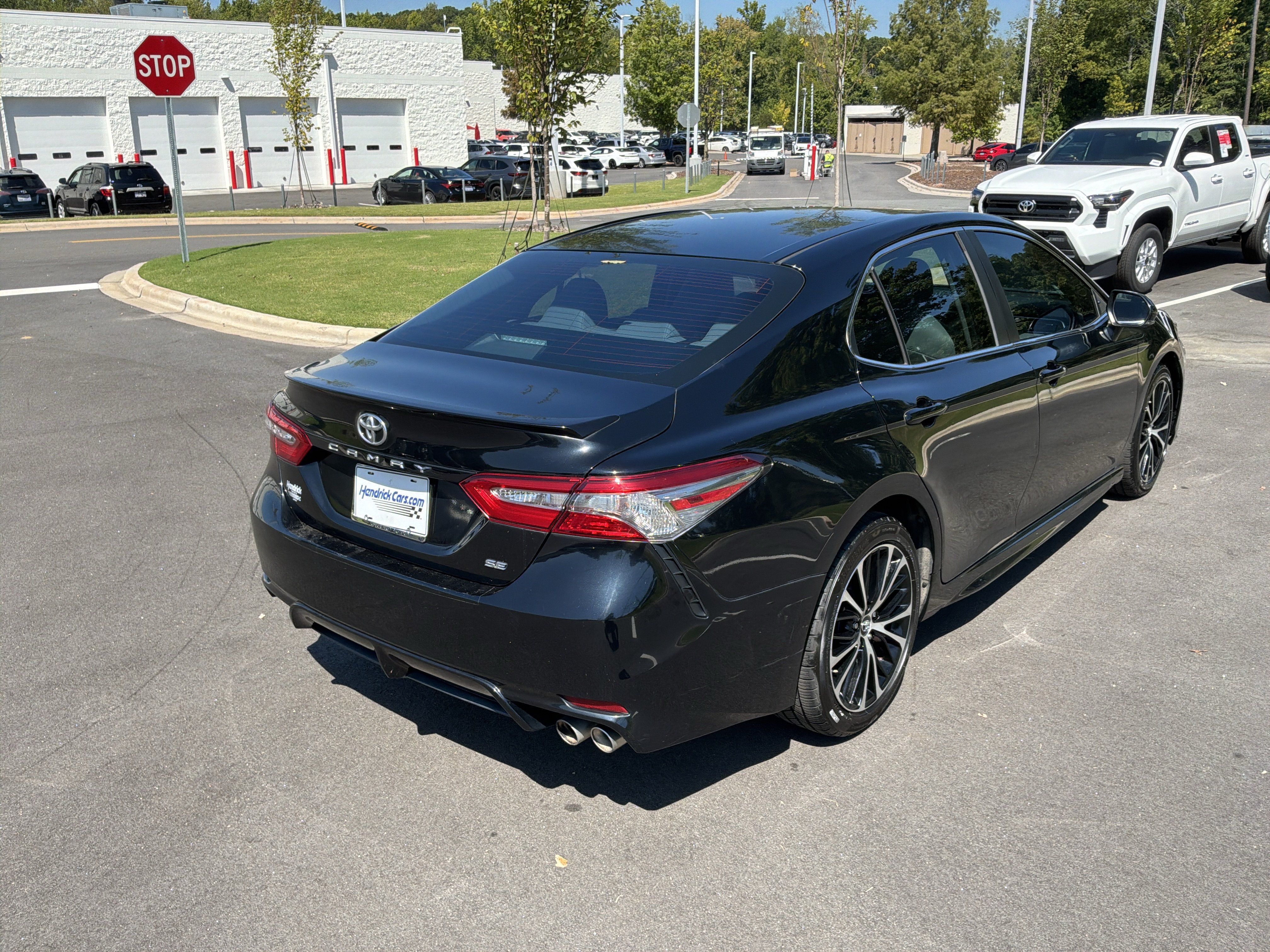 Used 2018 Toyota Camry SE w/ Moonroof Package FWD image 10