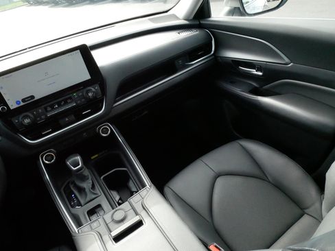 Used 2025 Toyota Grand Highlander AWD image 11