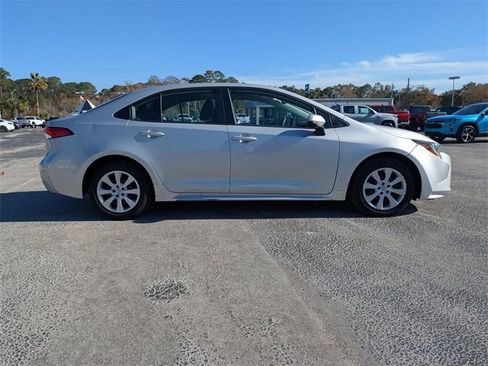 Used 2022 Toyota Corolla LE image 3