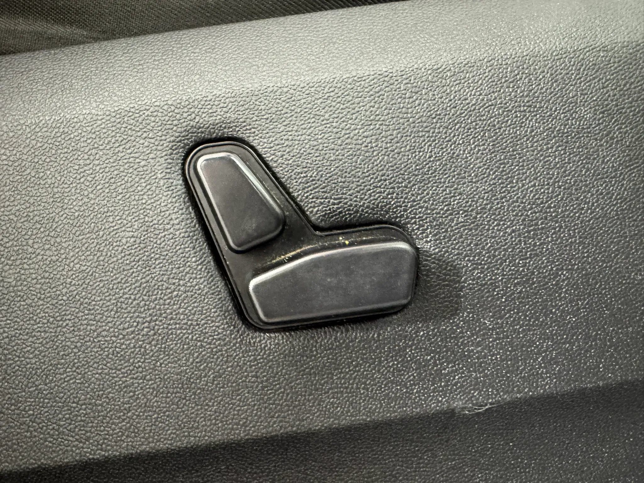 Used 2014 Chrysler Town & Country Touring-L w/ Driver Convenience Group FWD image 32