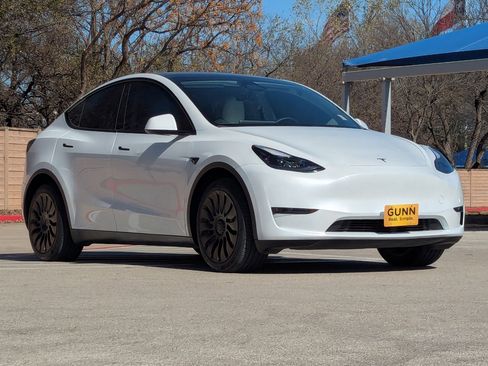 Used 2024 Tesla Model Y Long Range image 2
