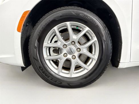Used 2023 Chrysler Pacifica Touring-L FWD image 37