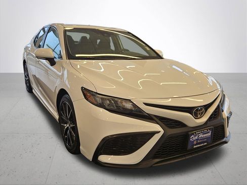 Used 2022 Toyota Camry SE image 5