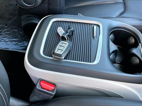 Used 2023 Chrysler Pacifica Touring-L FWD image 16