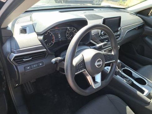 Used 2024 Nissan Altima 2.5 SV FWD image 10