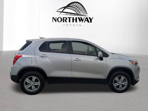 Used 2022 Chevrolet Trax LS w/ Tint and Cruise Package AWD/4WD image 2