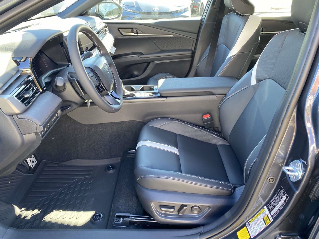 New 2026 Toyota Camry Hybrid FWD image 14