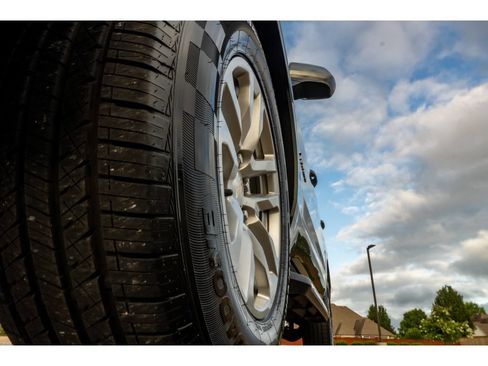 Used 2024 Chevrolet Tahoe LT RWD image 9