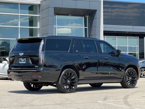 Used 2025 Cadillac Escalade ESV Sport Platinum w/ LPO, ONYX Package AWD/4WD image 11