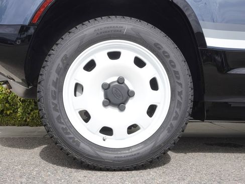 New 2025 Land Rover Defender 110 S image 32