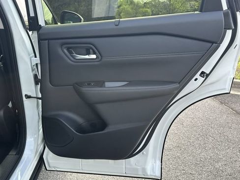 Certified 2025 Nissan Rogue SL w/ Tech Package FWD image 18