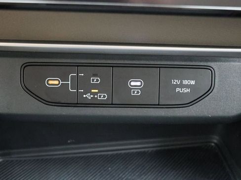 Used 2025 Kia Carnival FWD image 23