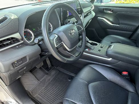 Used 2023 Toyota Highlander XLE AWD/4WD image 10