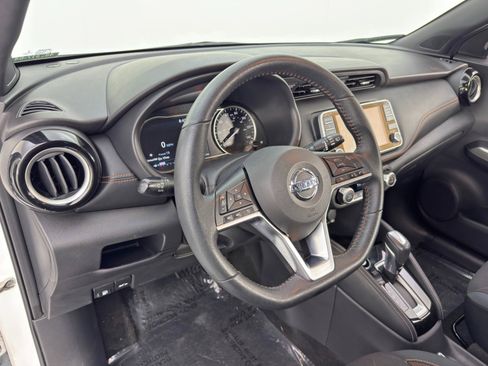 Used 2020 Nissan Kicks SR image 11