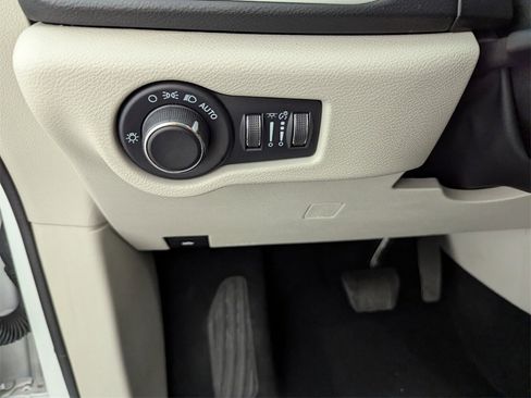 Used 2023 Chrysler Voyager LX image 34