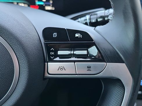 Certified 2025 Hyundai Elantra Limited FWD image 28