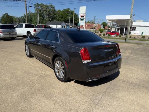 Used 2019 Chrysler 300 Limited AWD/4WD image 3