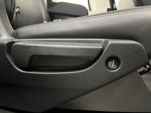 Used 2025 Nissan Pathfinder SL image 18