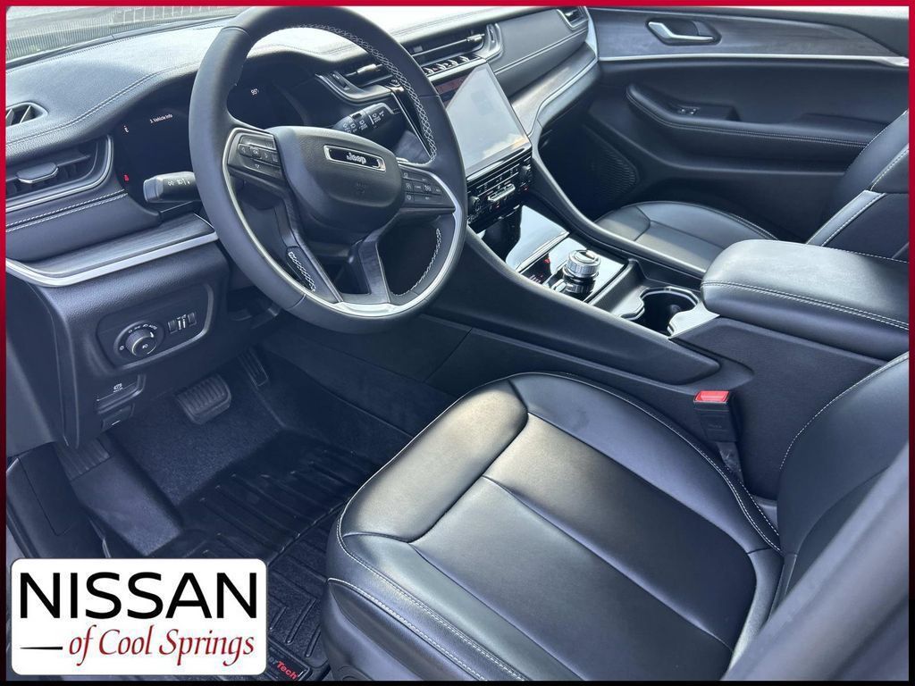 Used 2024 Jeep Grand Cherokee Limited w/ Black Appearance Package AWD/4WD image 15