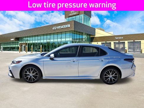 Used 2024 Toyota Camry SE image 9