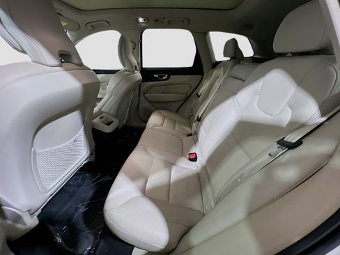 Used 2021 Volvo XC60 T5 Momentum w/ Protection Package Premier image 17