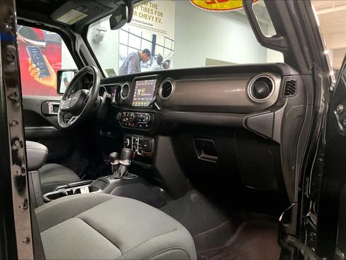 Used 2022 Jeep Wrangler Unlimited Sahara w/ Cold Weather Group image 14