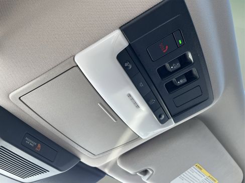 Used 2022 Nissan Pathfinder SV w/ SV Premium Package image 25