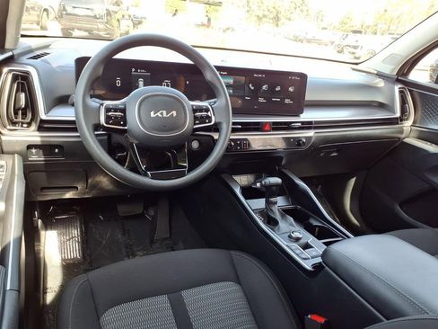 Used 2025 Kia Sorento LX image 14