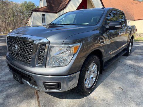 Used 2017 Nissan Titan SV image 13