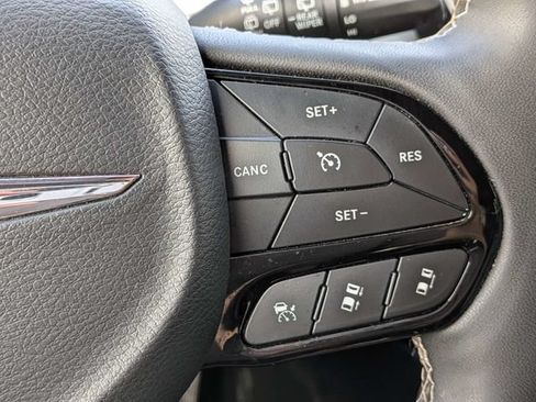Used 2025 Chrysler Pacifica Limited FWD image 29