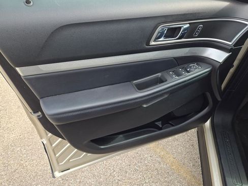 Used 2017 Ford Explorer XLT image 21