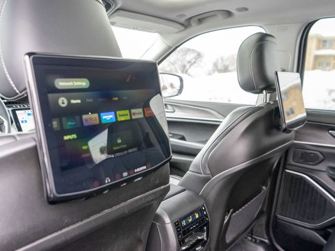 Used 2023 Jeep Grand Cherokee L Limited w/ Luxury Tech Group II image 31