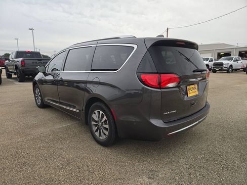 Used 2020 Chrysler Pacifica Touring-L Plus FWD image 5
