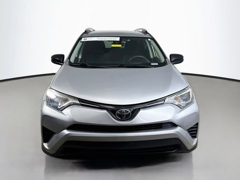 Used 2018 Toyota RAV4 LE FWD image 2