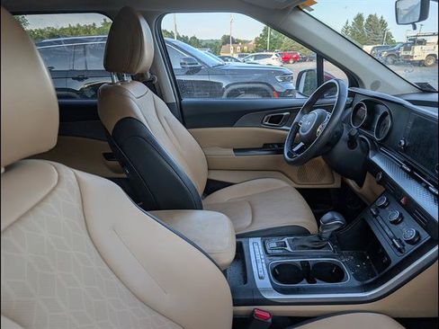 Used 2024 Kia Carnival LX FWD image 35