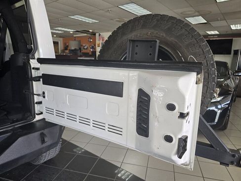 Used 2015 Jeep Wrangler Unlimited Sahara w/ Dual Top Group AWD/4WD image 29