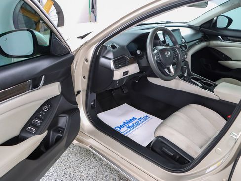 Used 2018 Honda Accord EX image 3