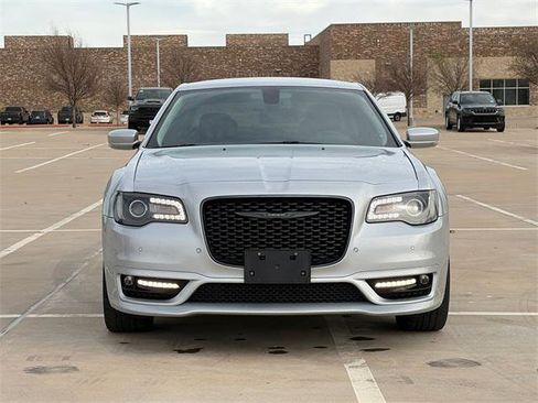 Certified 2022 Chrysler 300 Touring L image 2